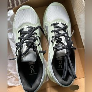 New On running Women's Cloudrunner Running Shoes size 9